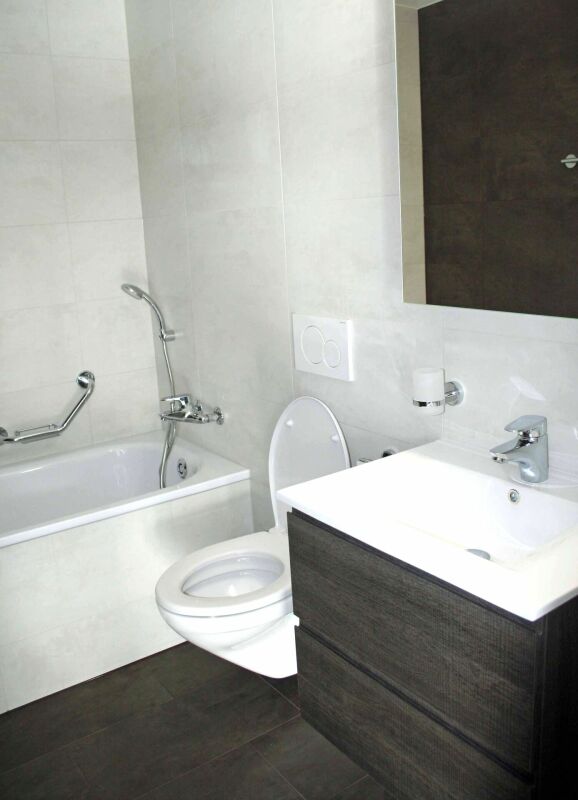 Modernes Badezimmer mit Wanne, WC und Waschtisch