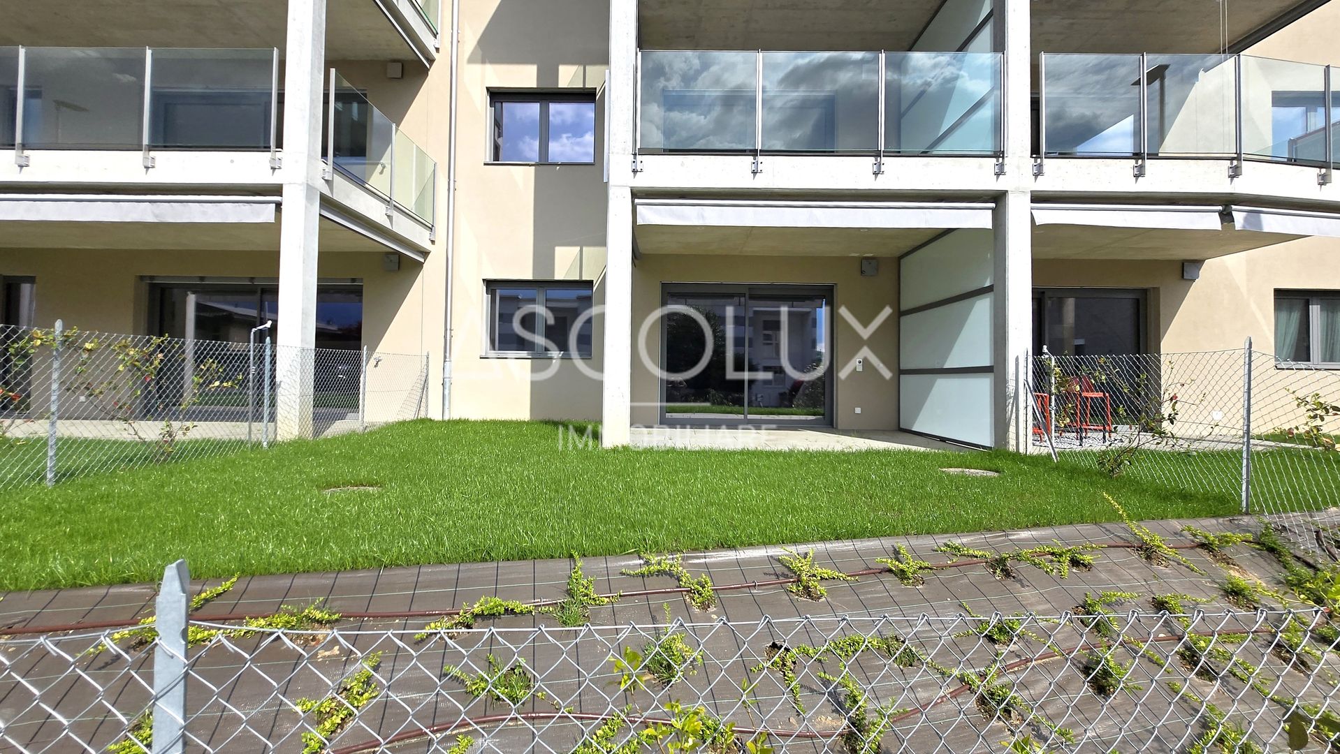 Moderne Wohnanlage mit Balkon und Garten