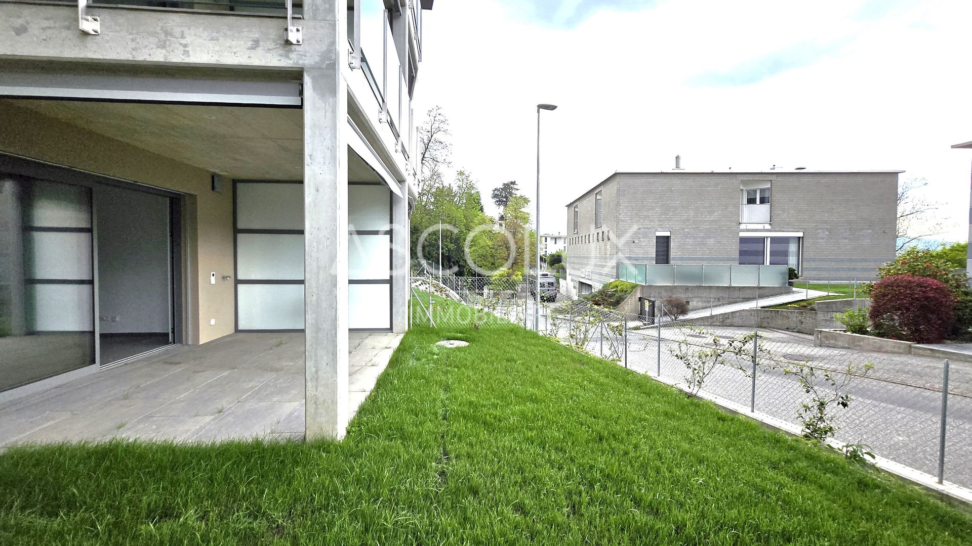 Moderne Außenansicht mit Terrasse und Grünfläche
