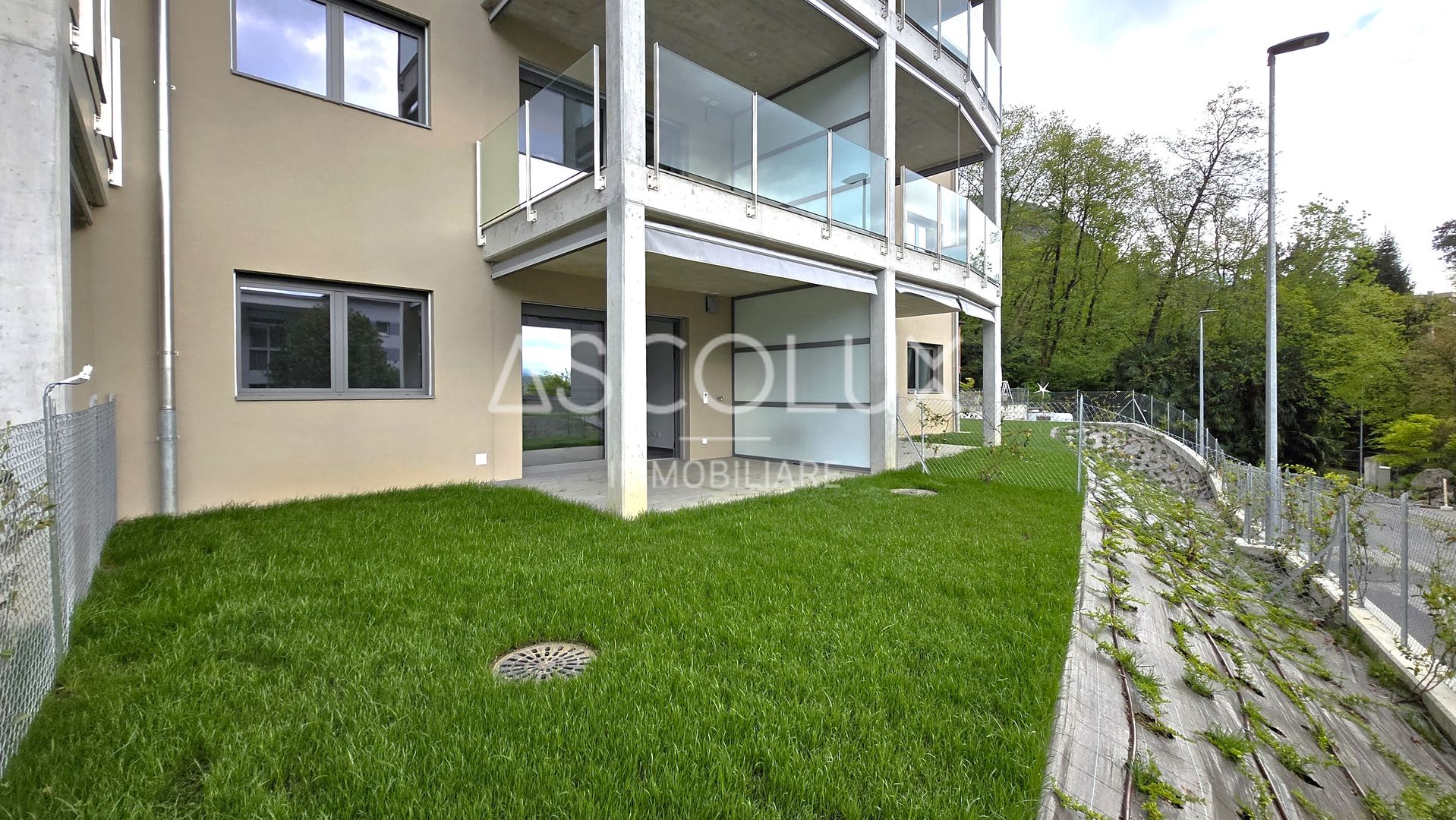 Modernes Mehrfamilienhaus mit Garten und Balkon