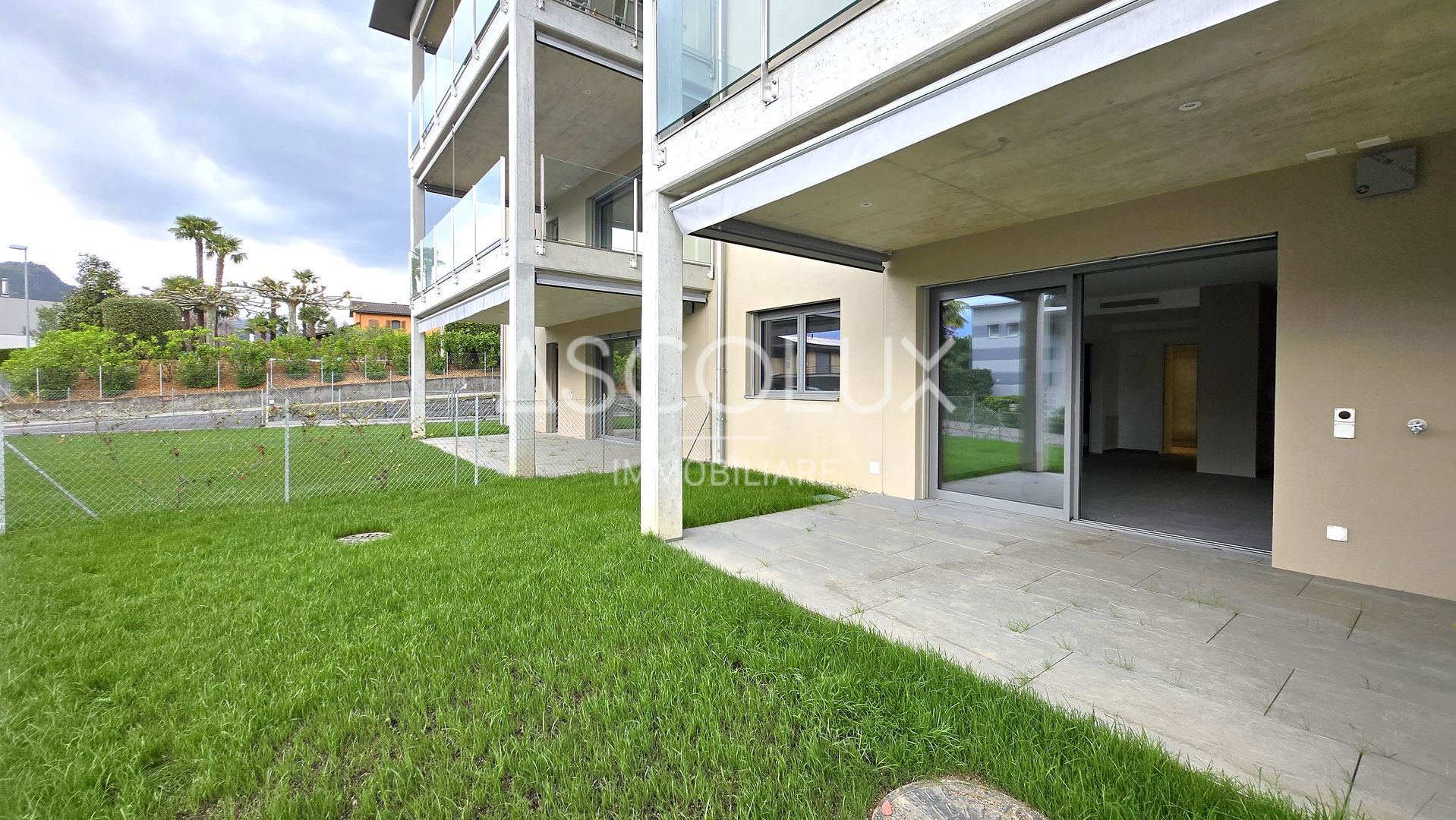 Moderner Außenbereich mit Terrasse und Garten