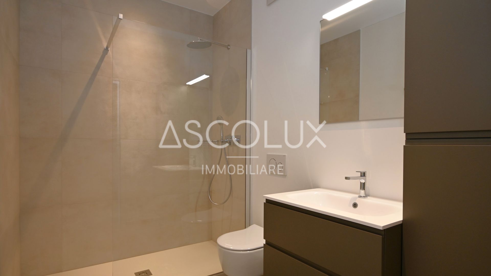 Modernes Badezimmer mit Dusche und Waschtisch