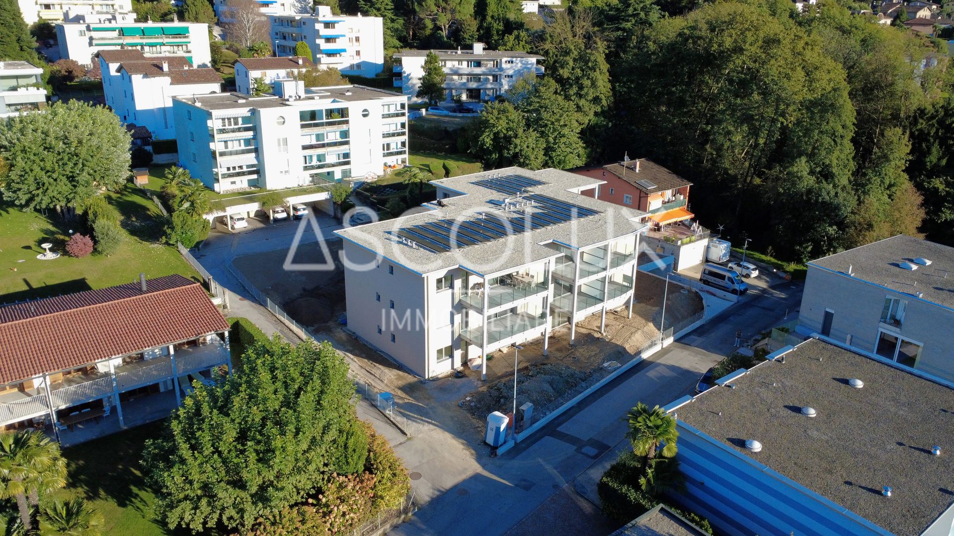 Drohnenaufnahme eines Wohngebiets mit Neubau und Solardächern