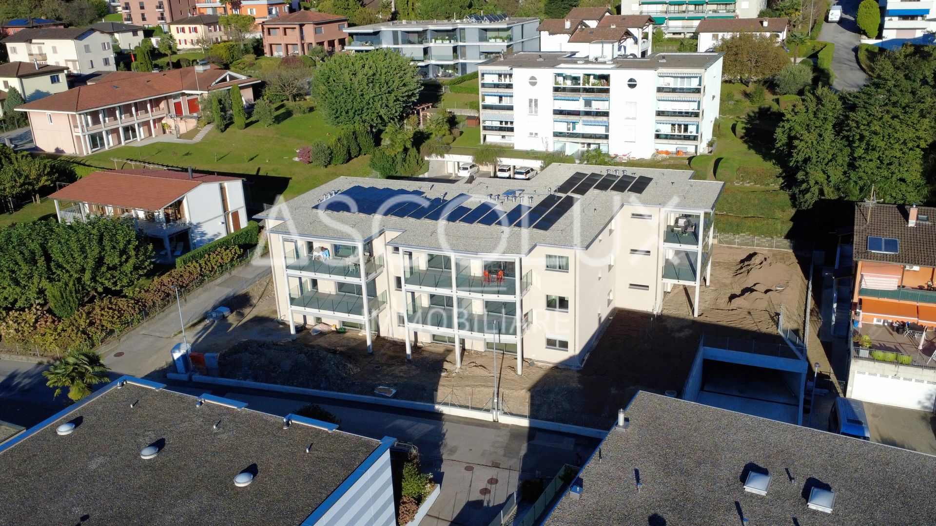 Drohnenaufnahme einer Wohnanlage mit Dachterrassen