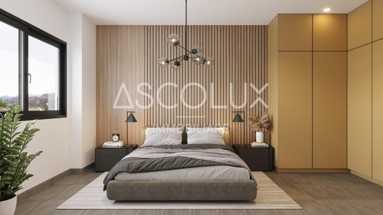 Modernes Schlafzimmer mit Holzakzentwand und Einbauschrank