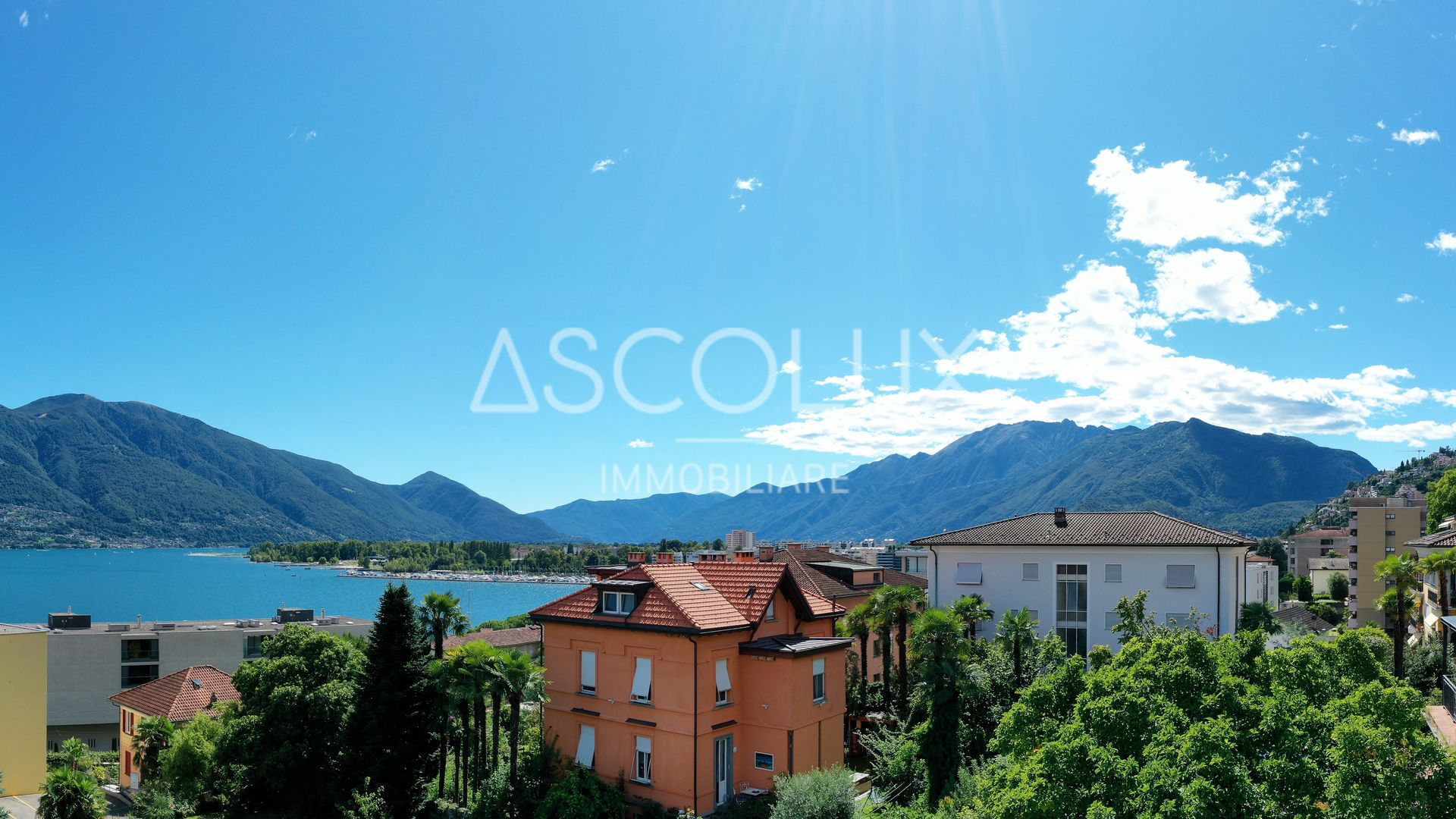 Panoramablick auf See und Berge