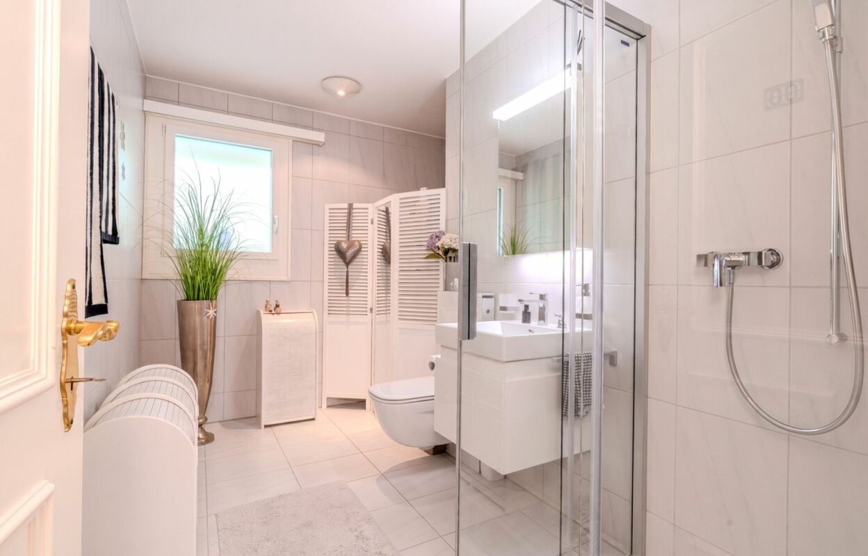 Modernes Badezimmer mit Dusche und Glasabtrennung