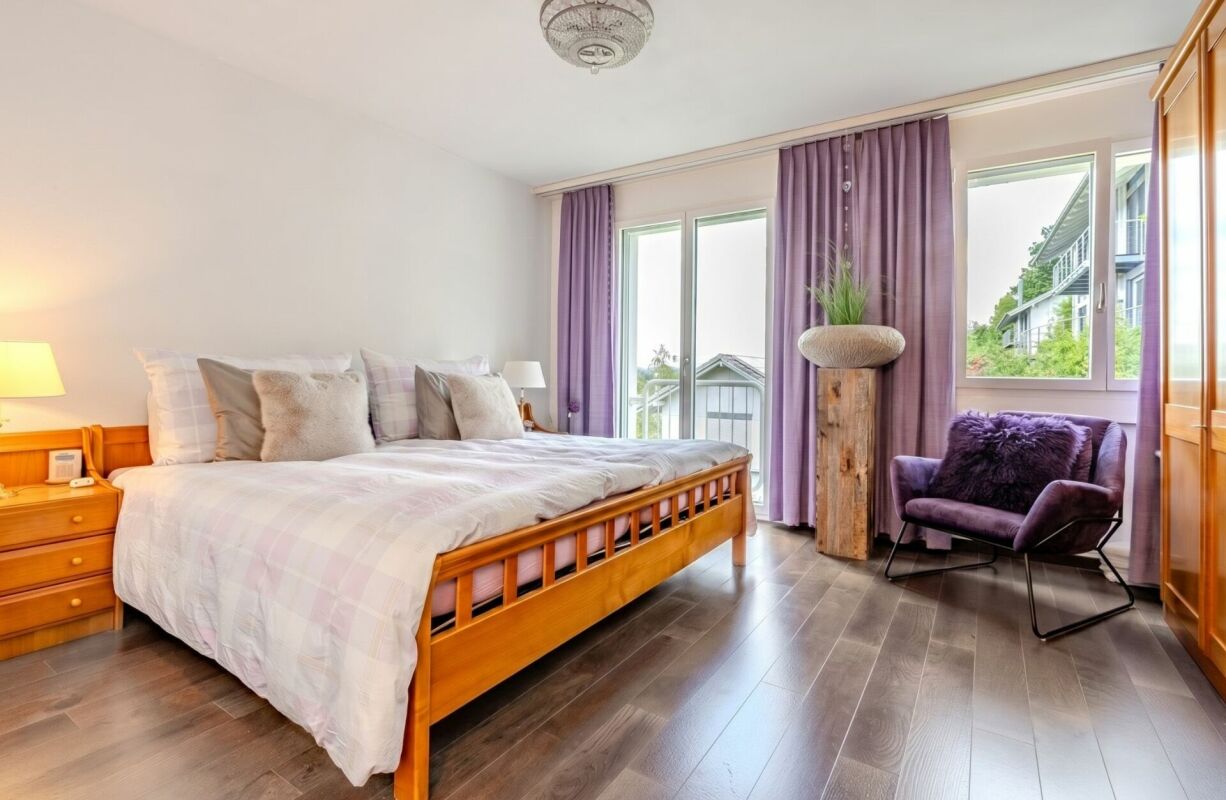 Helles Schlafzimmer mit Balkonblick