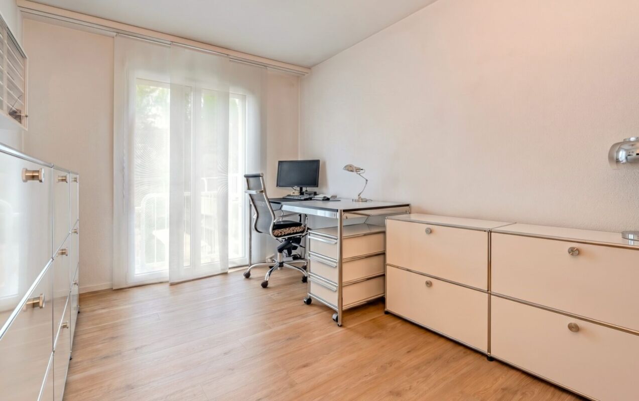 Arbeitszimmer mit Schreibtisch und Stauraum