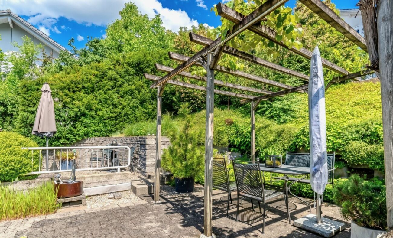 Gepflegte Garten-Terrasse mit Pergola