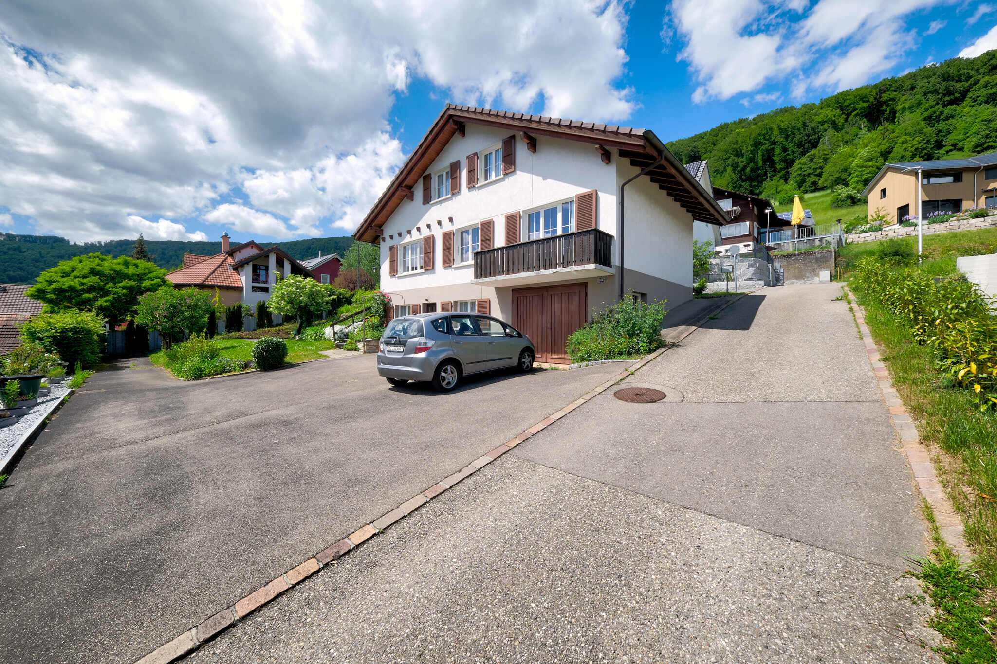 Wohnhaus in Hanglage mit Zufahrt