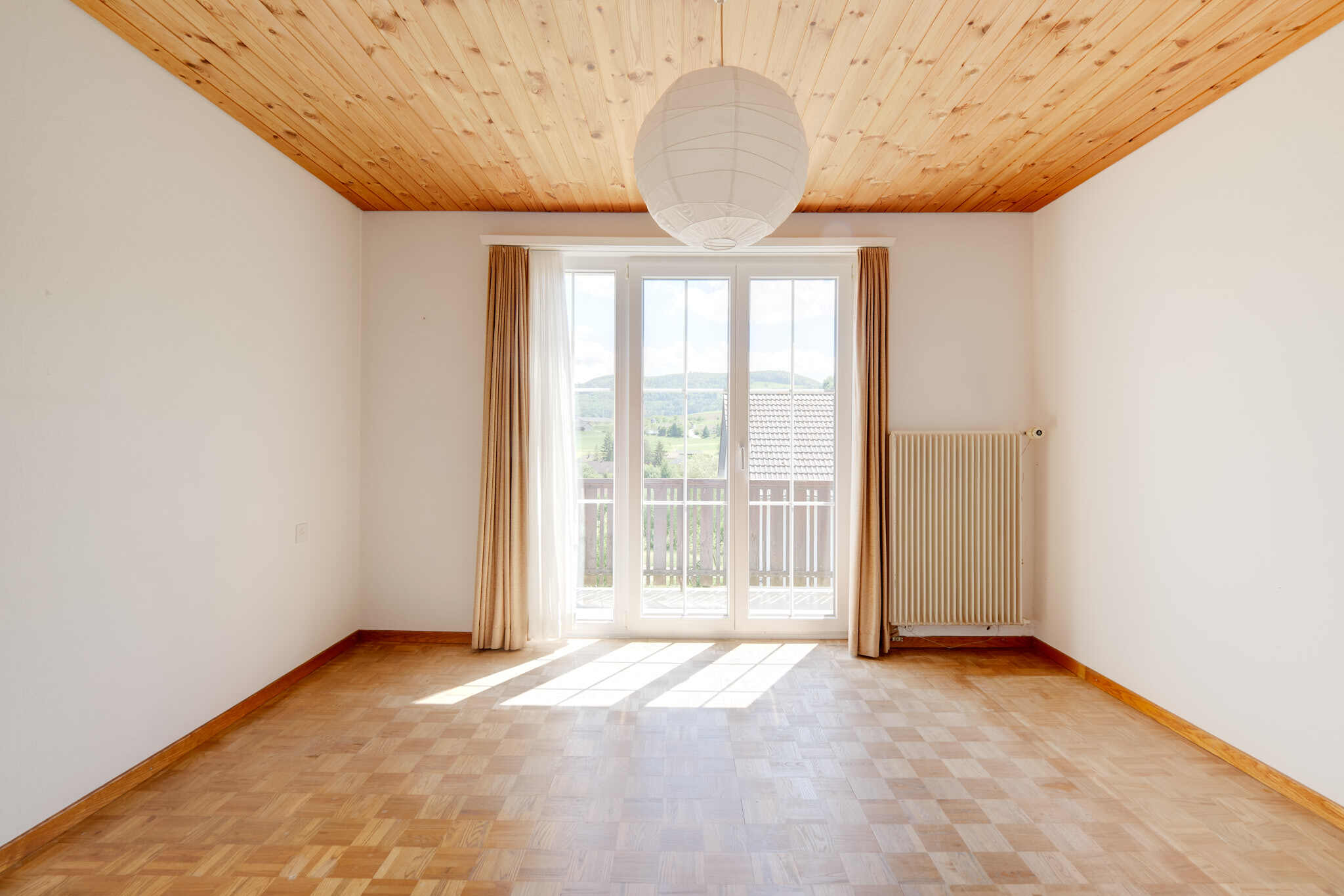 Leeres Zimmer mit Balkonblick