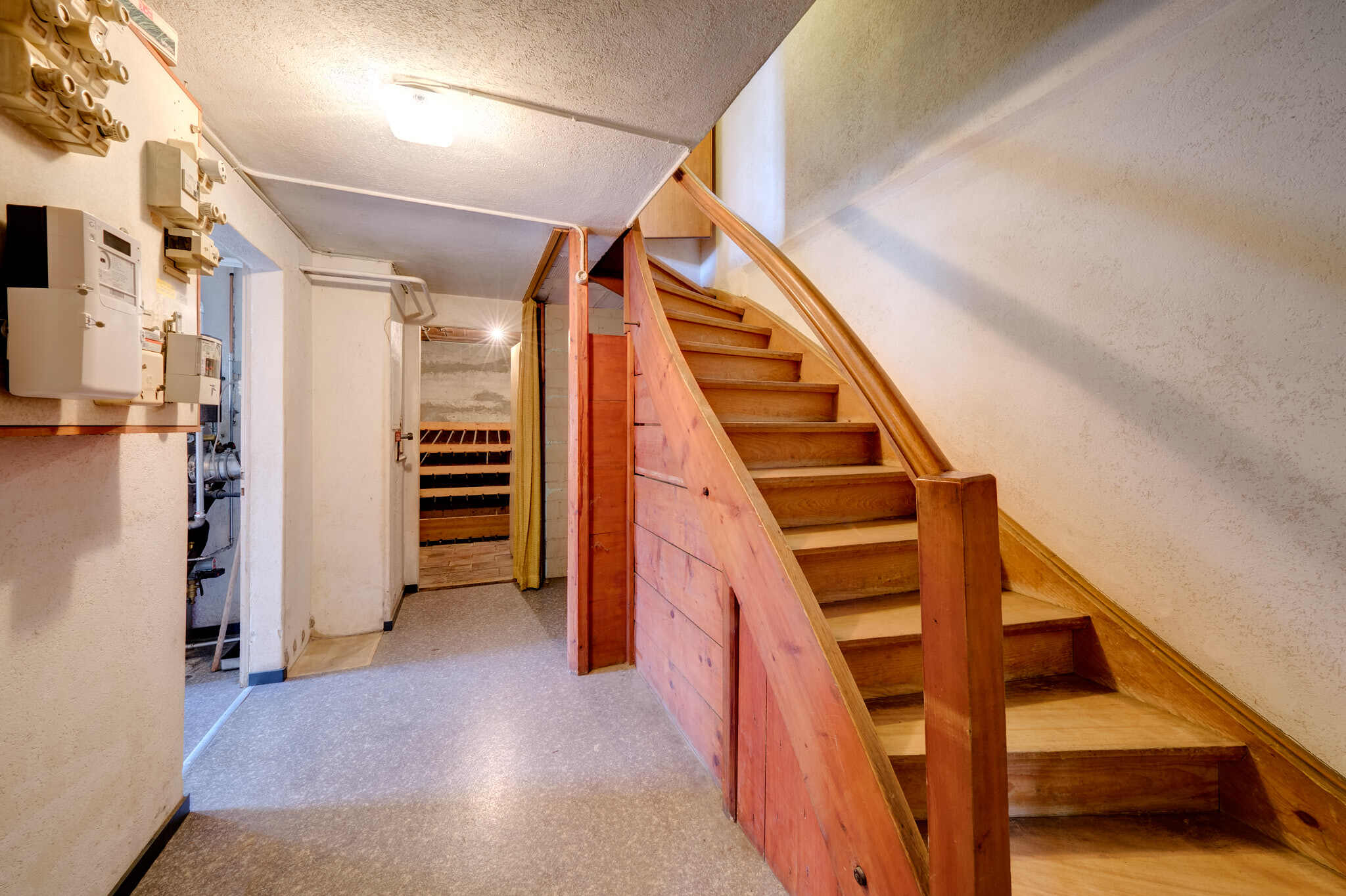 Kellerflur mit Holztreppe