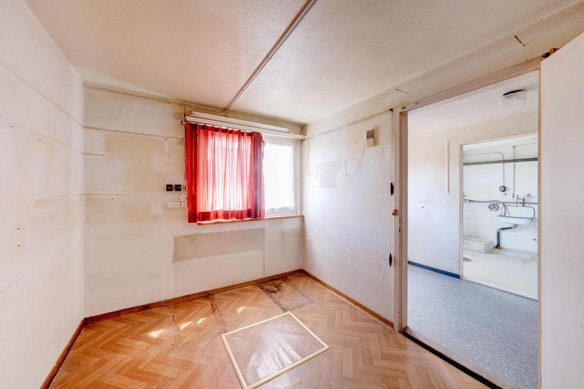 Leerer Innenraum mit Blick in einen Nebenraum