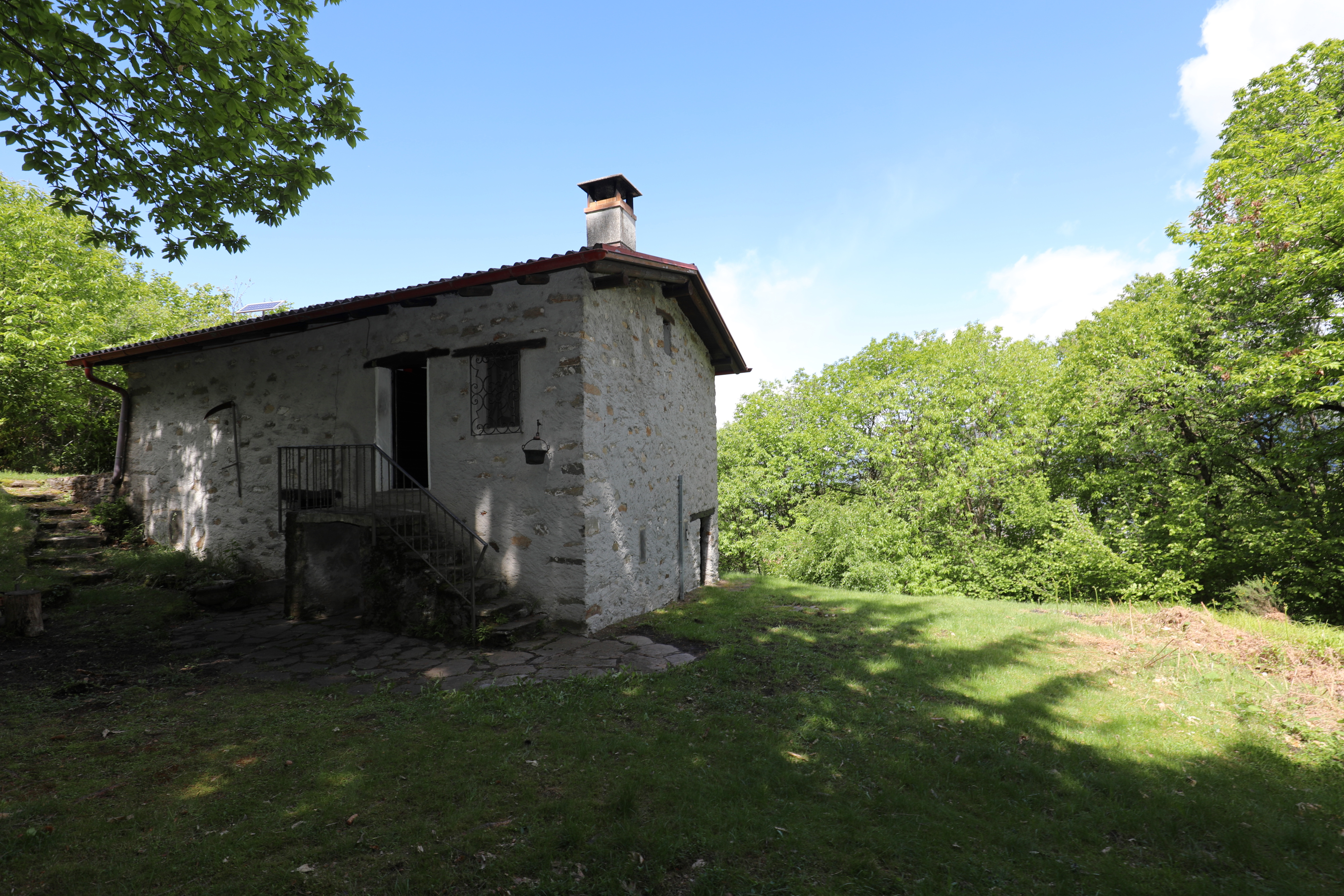 Ländliches Steinhaus mit Garten