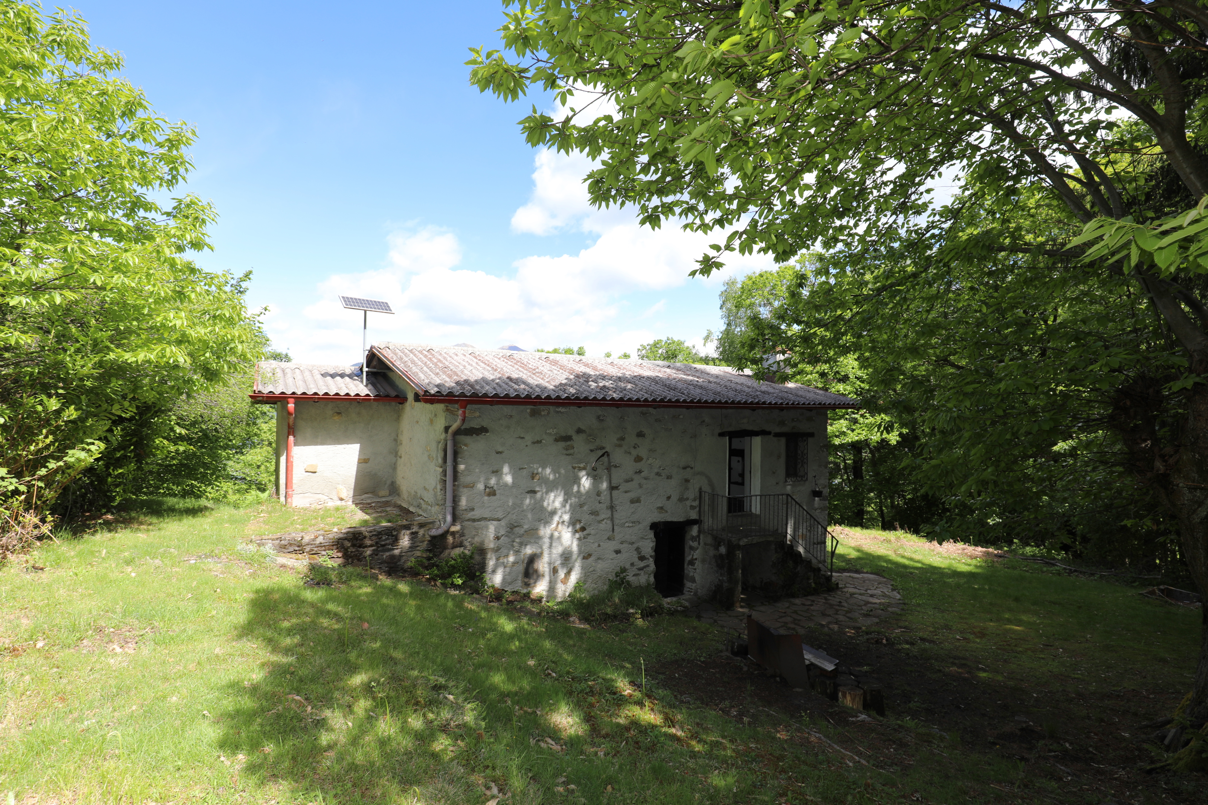 Ländliches Steinhaus im Grünen