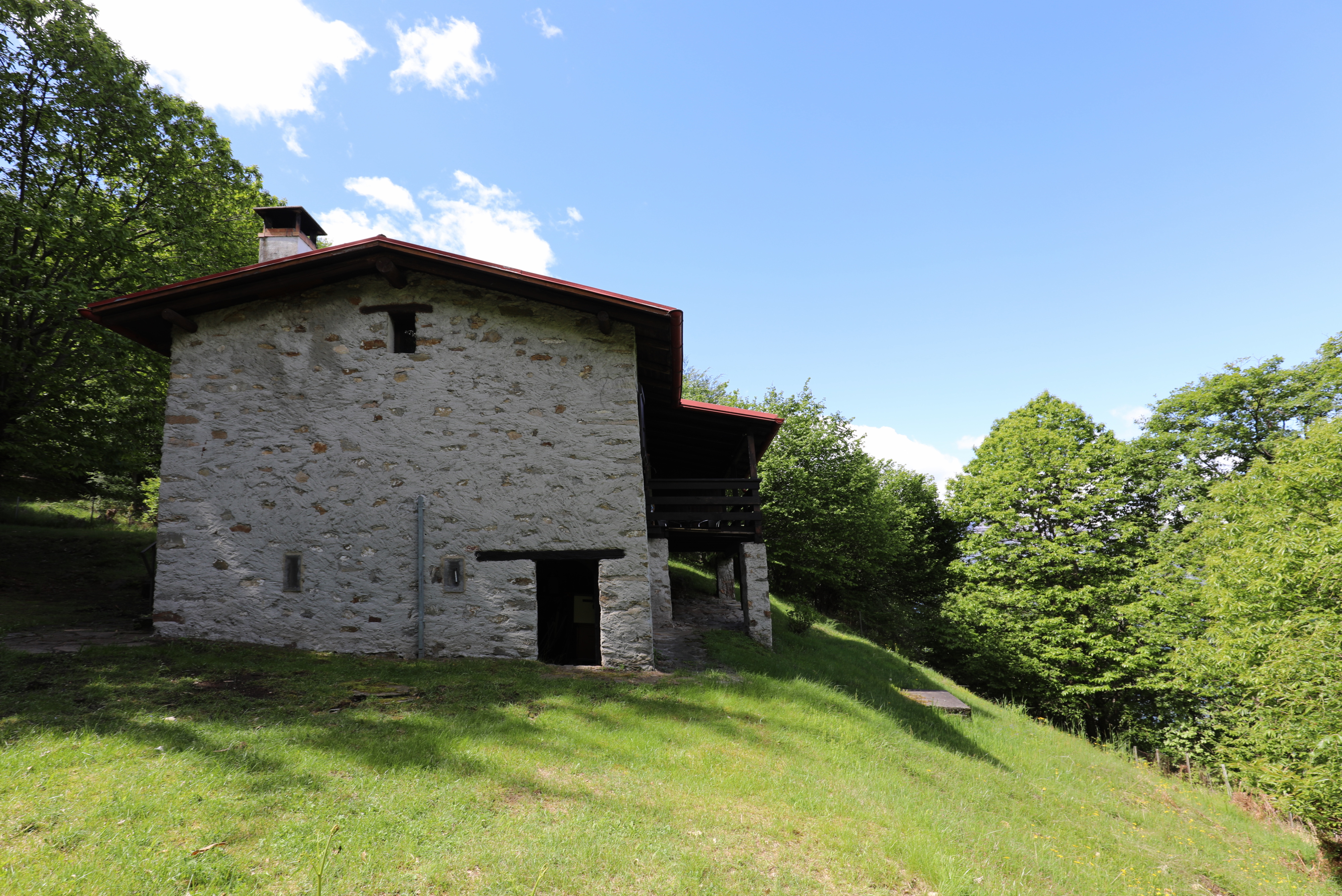 Steinhaus in grüner Hanglage