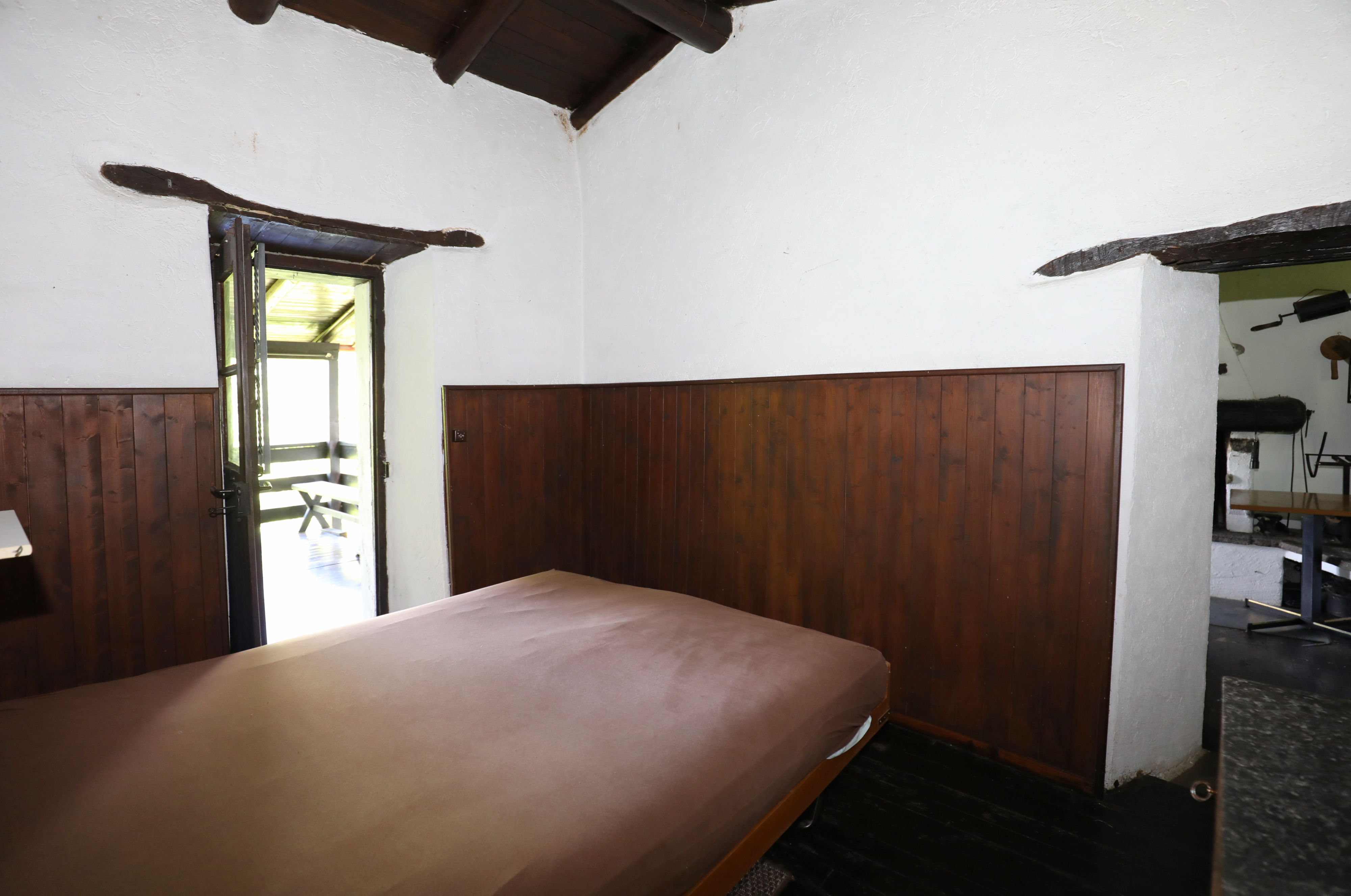 Rustikales Schlafzimmer mit Holzverkleidung