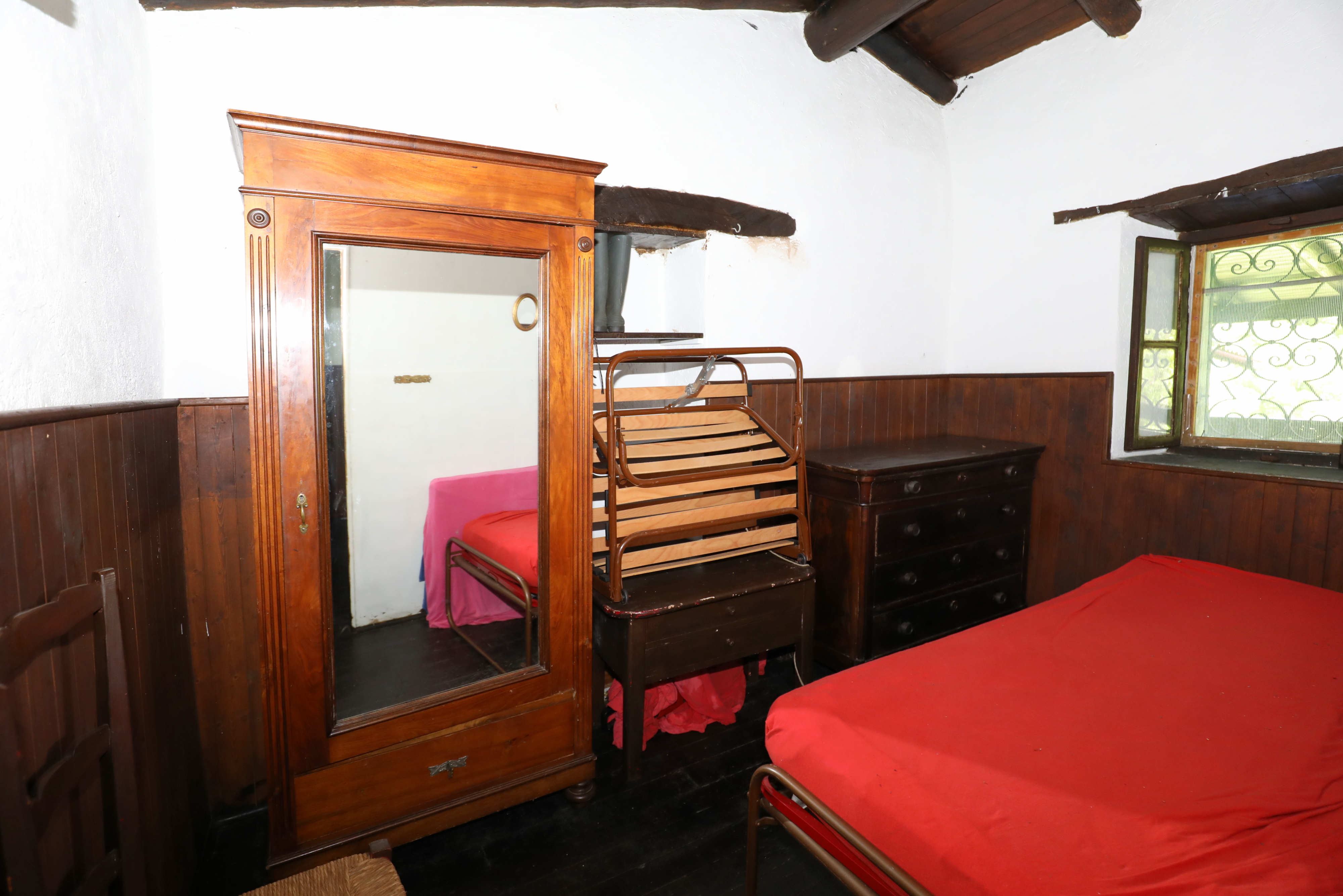 Schlafzimmer mit antiken Holzmöbeln