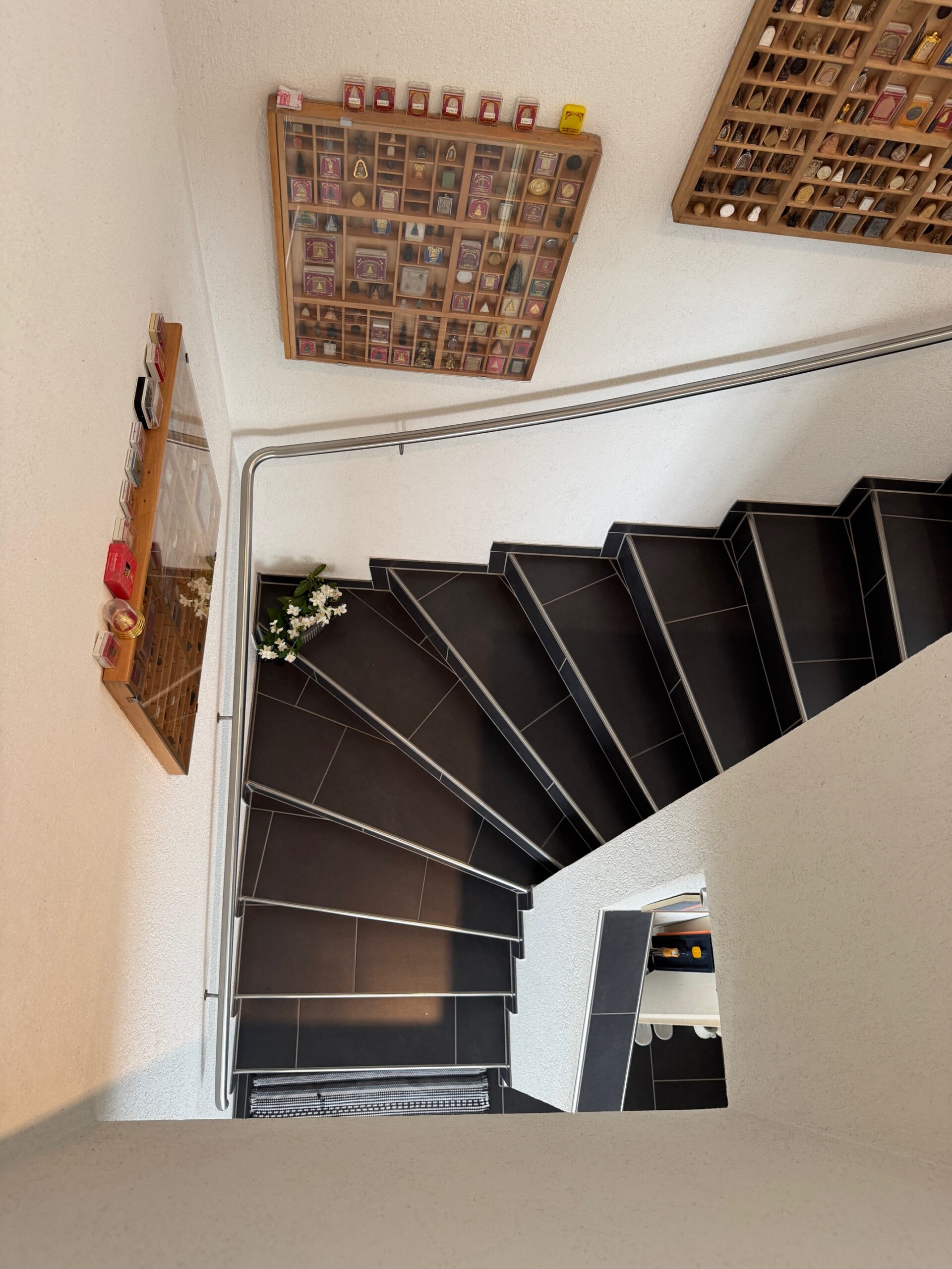 Treppenhaus mit schwarzer Treppe