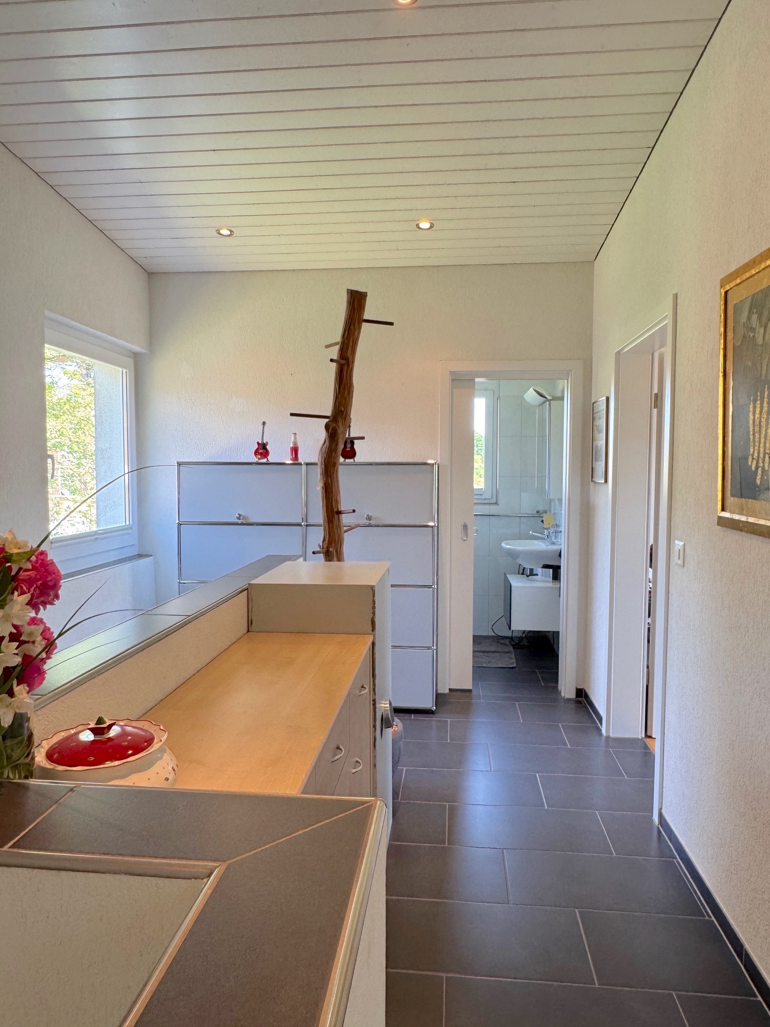Heller Flur mit Blick in ein Badezimmer
