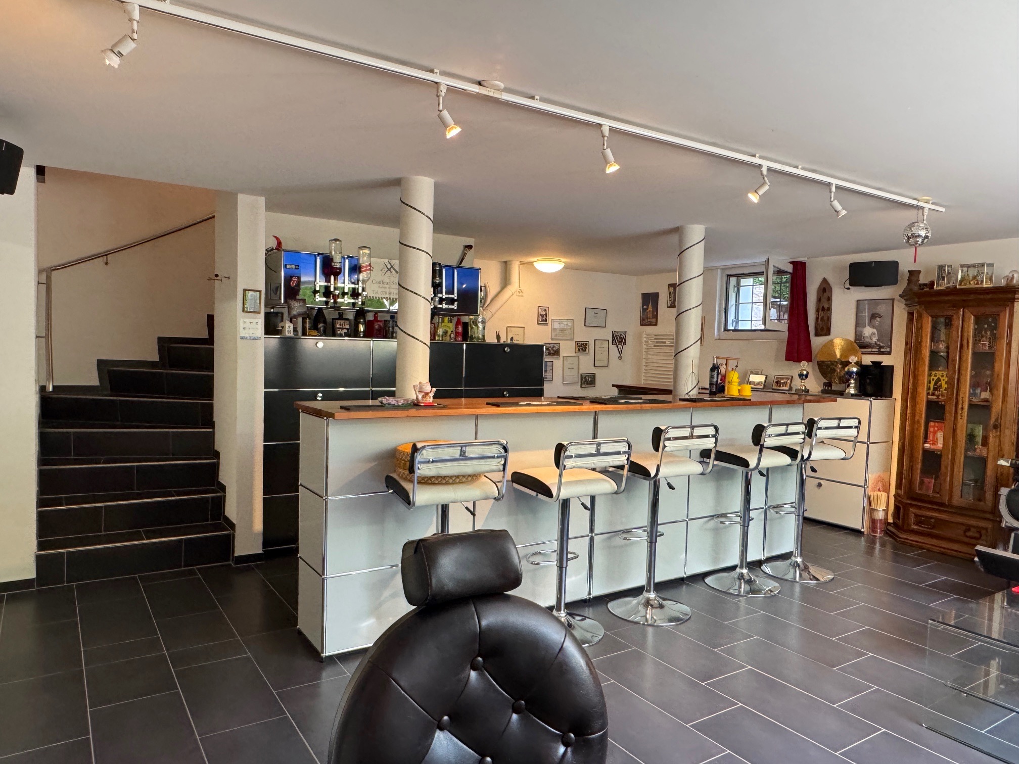 Wohnbereich mit Bar und Treppe