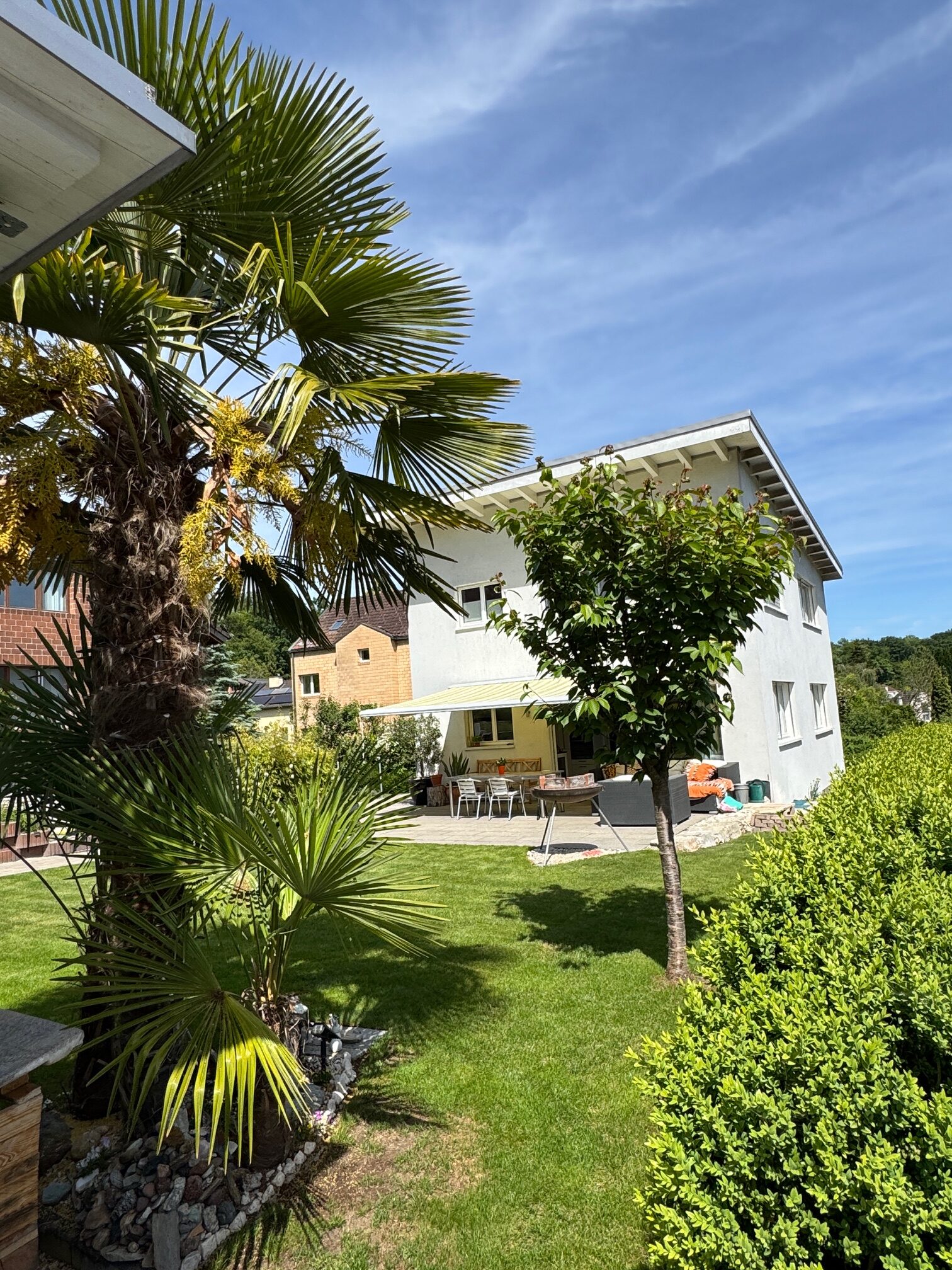 Gartenansicht eines Einfamilienhauses mit Terrasse
