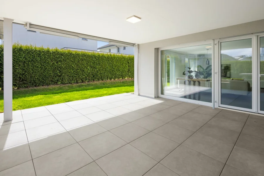 Überdachte Terrasse mit großflächiger Verglasung