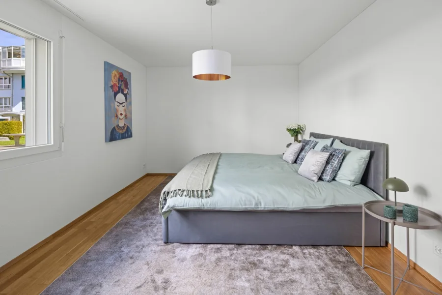 Helles Schlafzimmer mit Doppelbett
