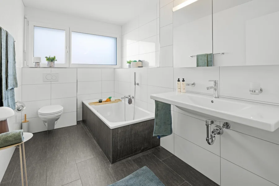 Modernes Badezimmer mit Badewanne und Waschtisch