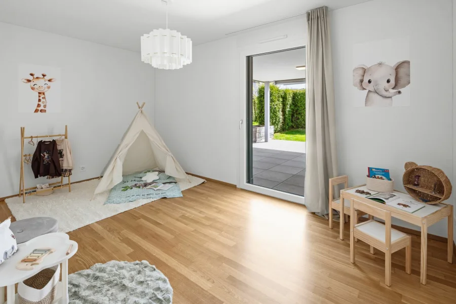 Helles Kinderzimmer mit Terrassezugang