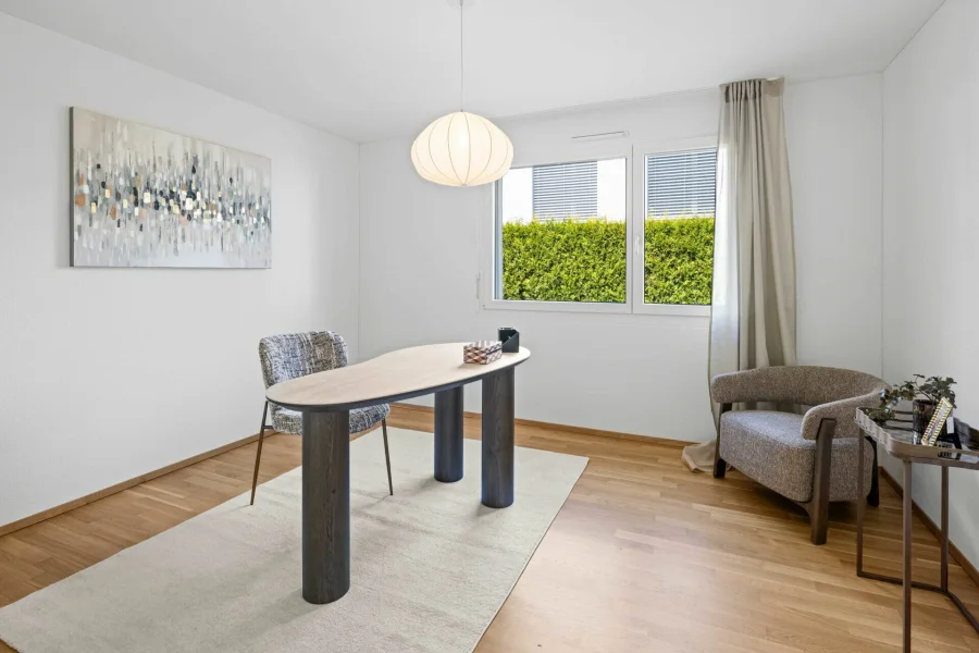Esszimmer mit modernem Tisch und Fensterblick