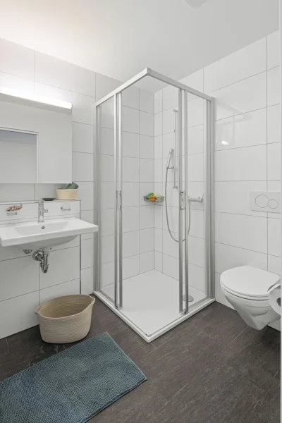 Modernes Badezimmer mit Dusche und WC