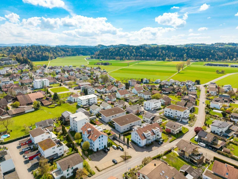 Luftaufnahme einer Wohnsiedlung am Stadtrand