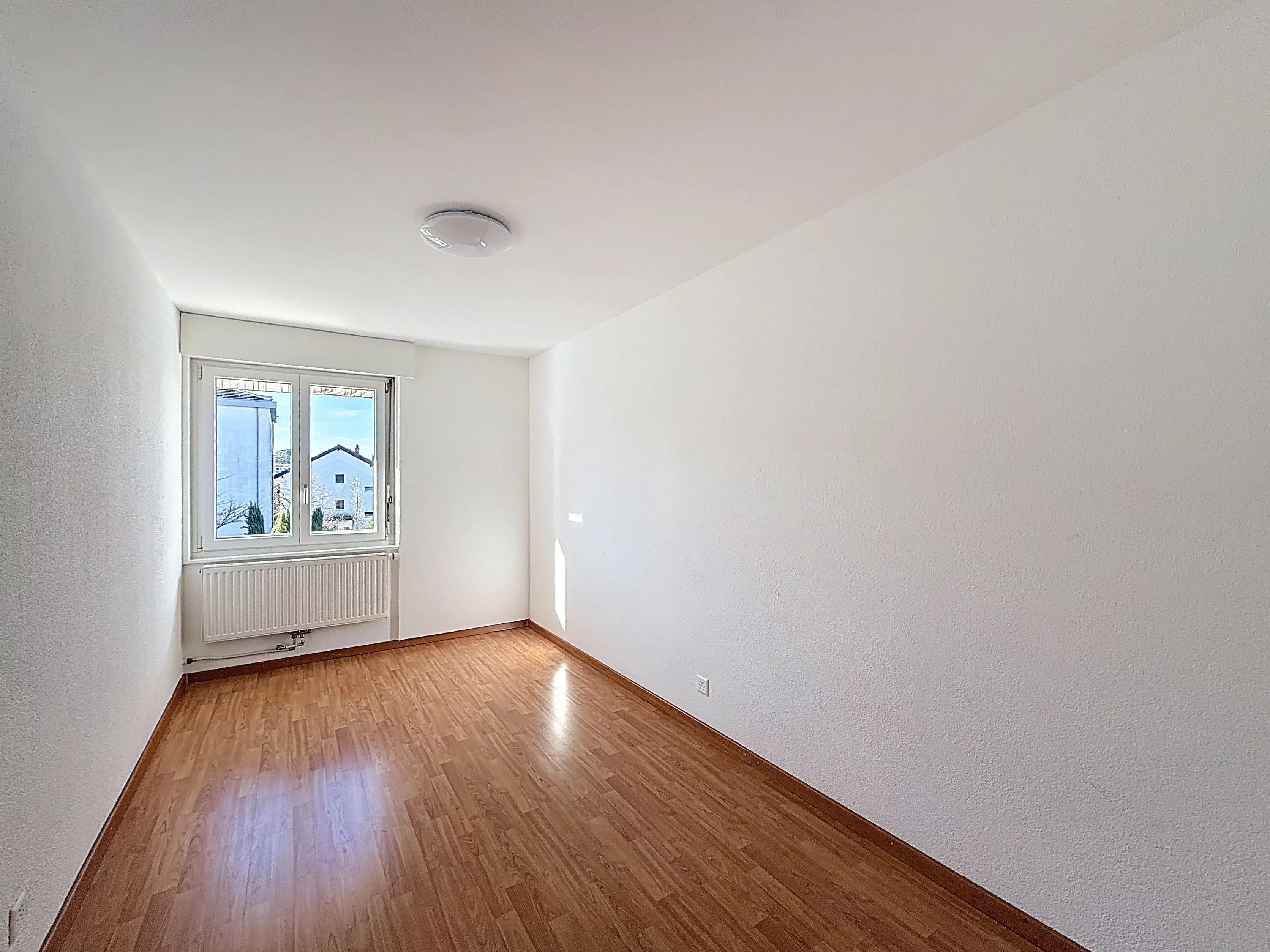 Leerer heller Raum mit Fenster