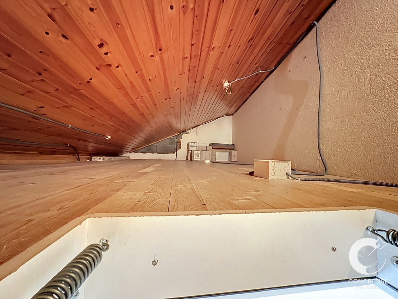 Dachboden mit Holzverkleidung und Leitungen