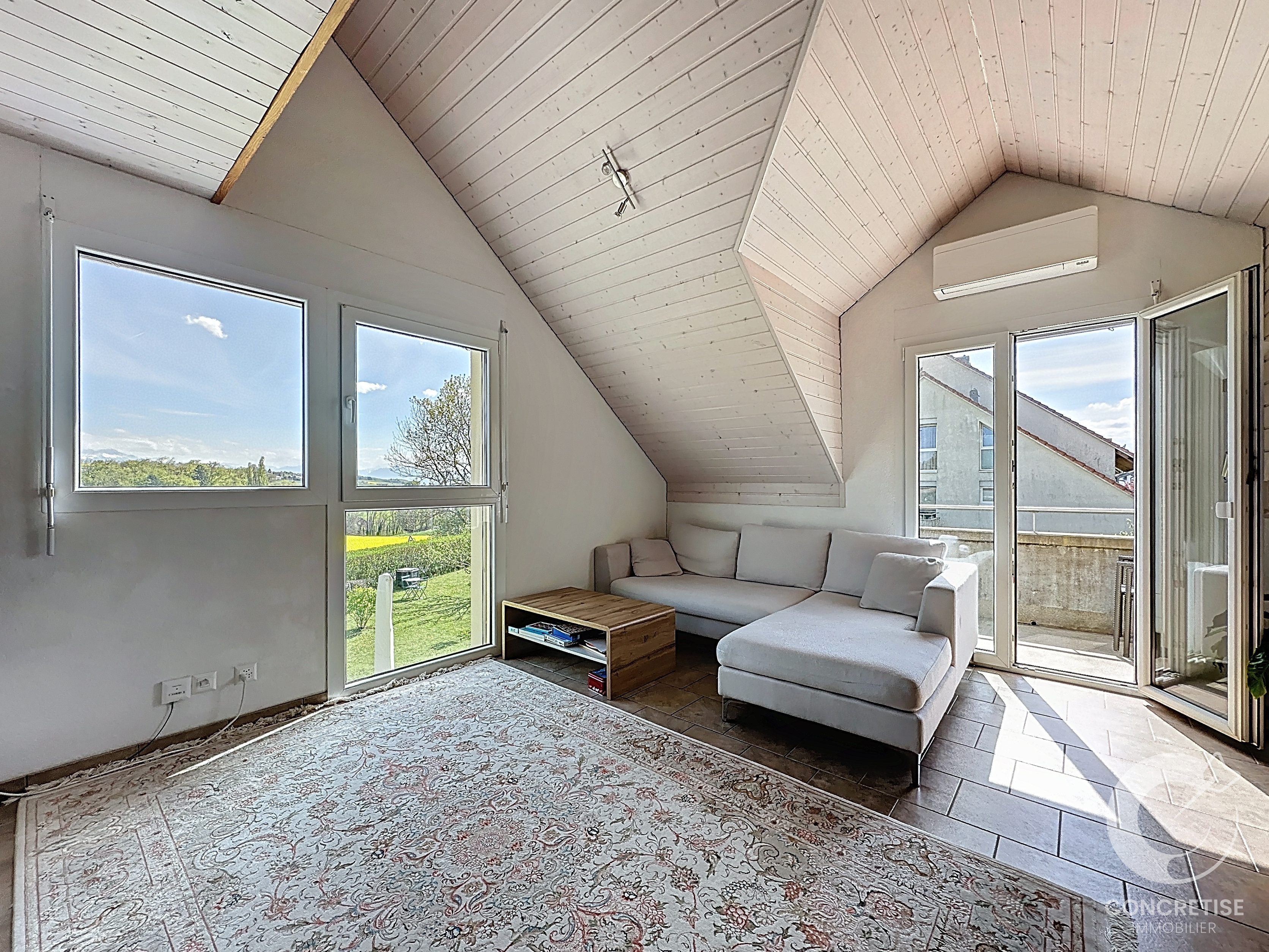 Helles Dachgeschoss-Wohnzimmer mit Balkon