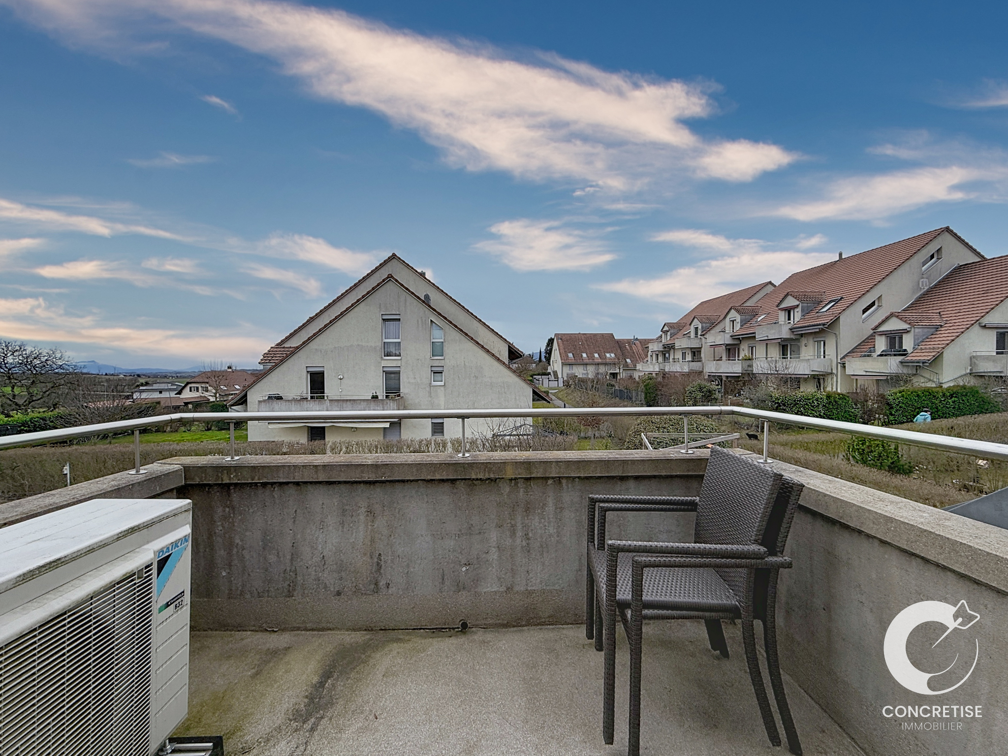 Balkon mit Aussicht auf Wohnanlage