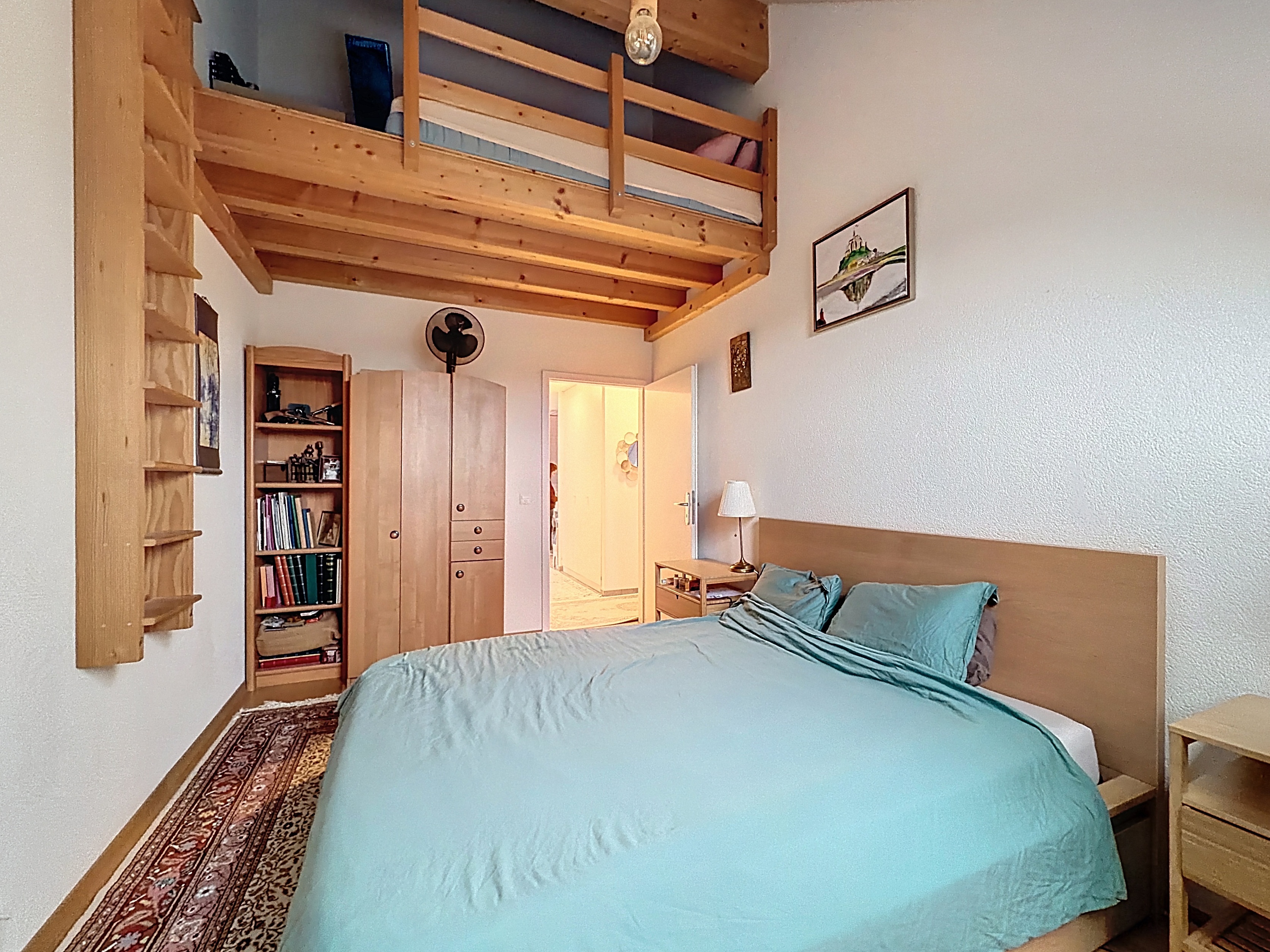 Gemütliches Schlafzimmer mit Holzempore