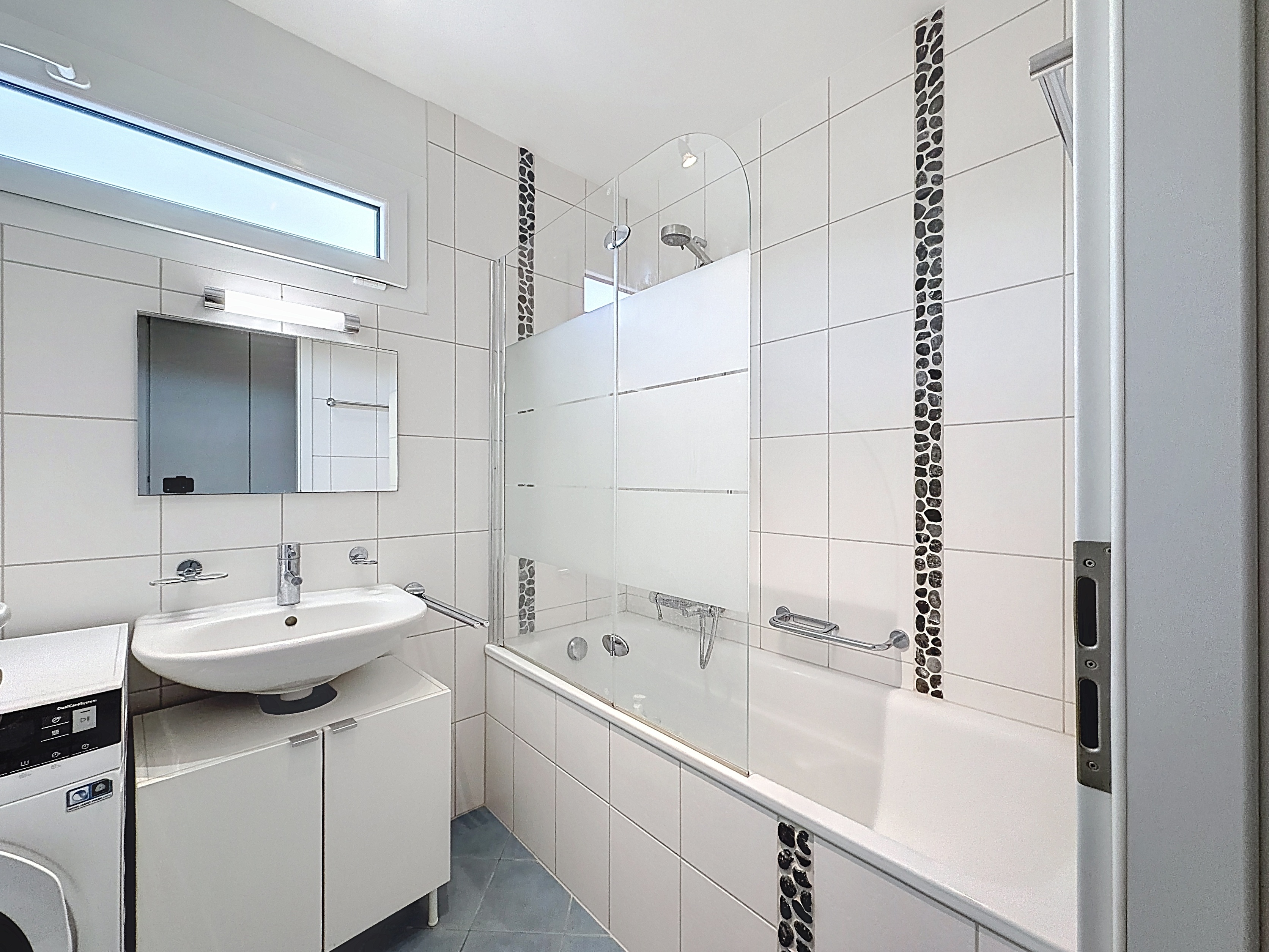 Modernes Badezimmer mit Badewanne und Waschtisch