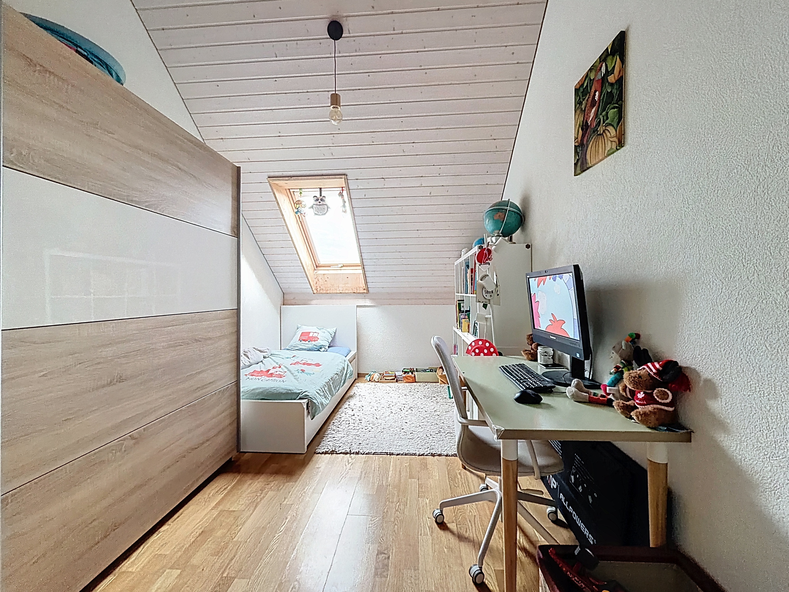 Dachgeschoss-Kinderzimmer mit Arbeitsbereich