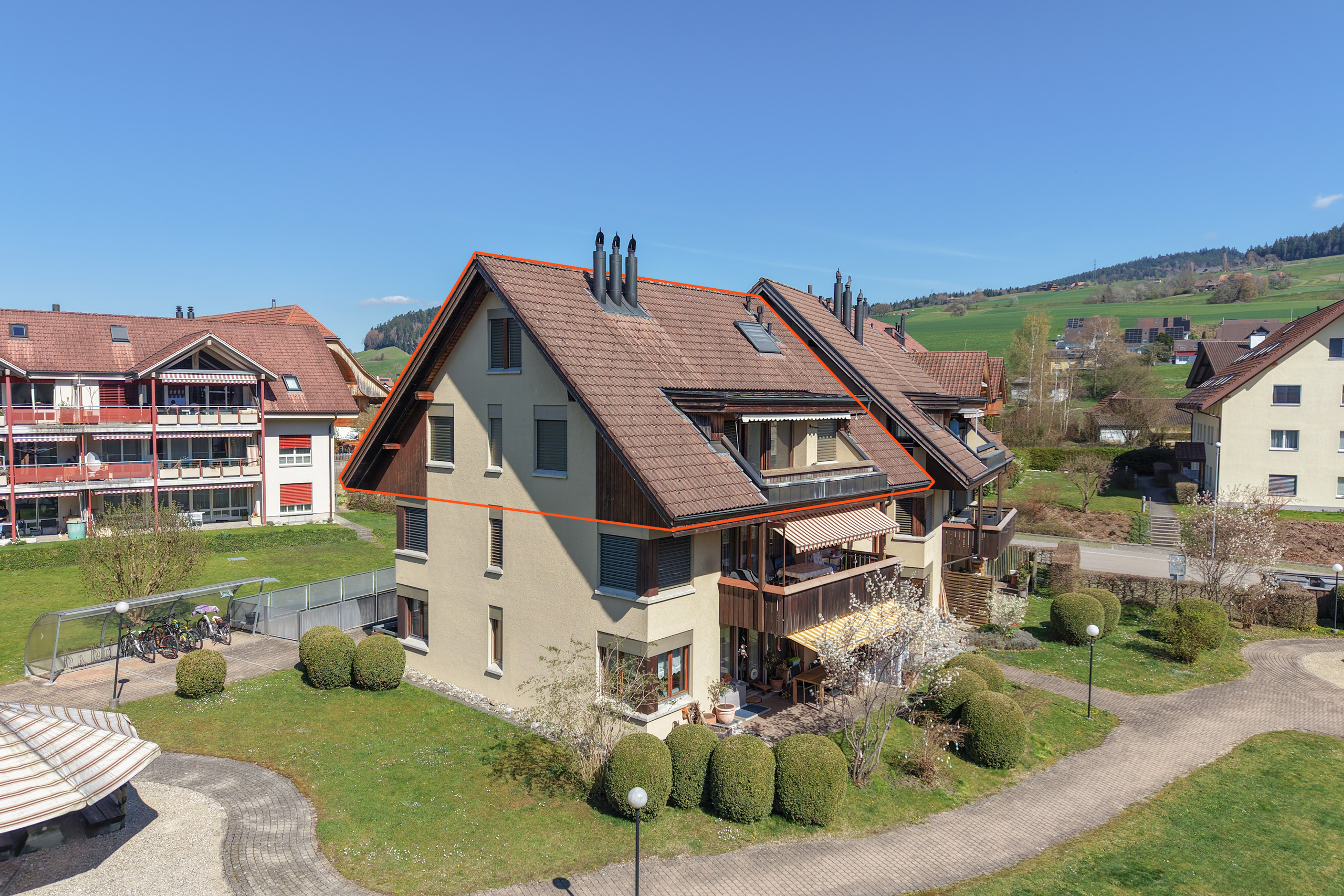 Außenansicht eines Mehrfamilienhauses im Grünen