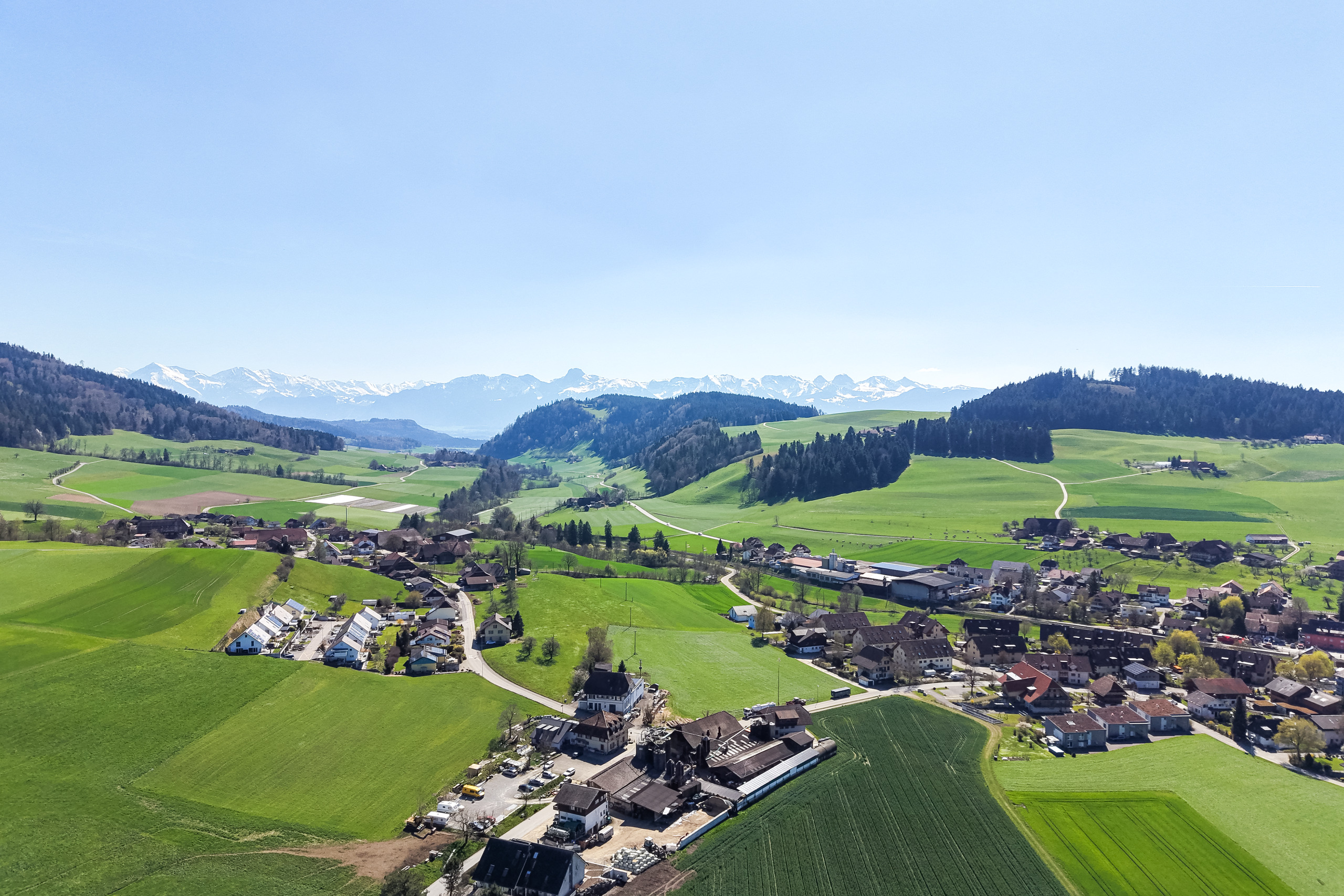 Landschafts- und Ortsblick aus der Luft