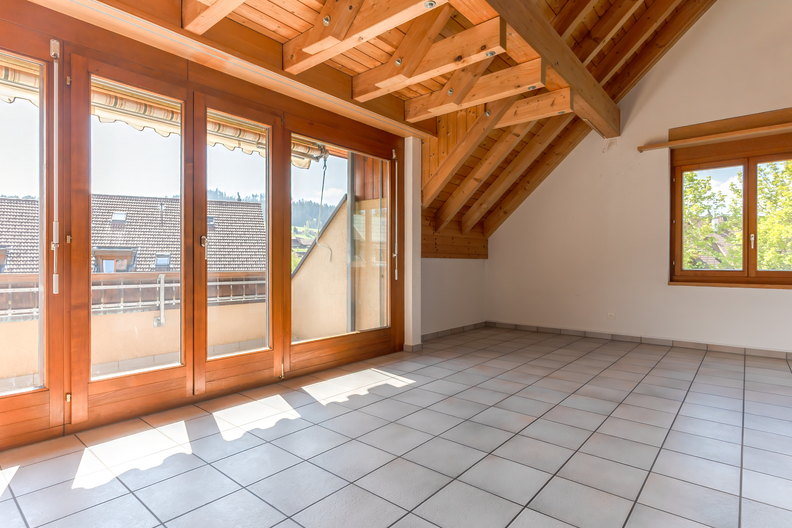 Heller Dachraum mit Terrasse und Holzfenstern