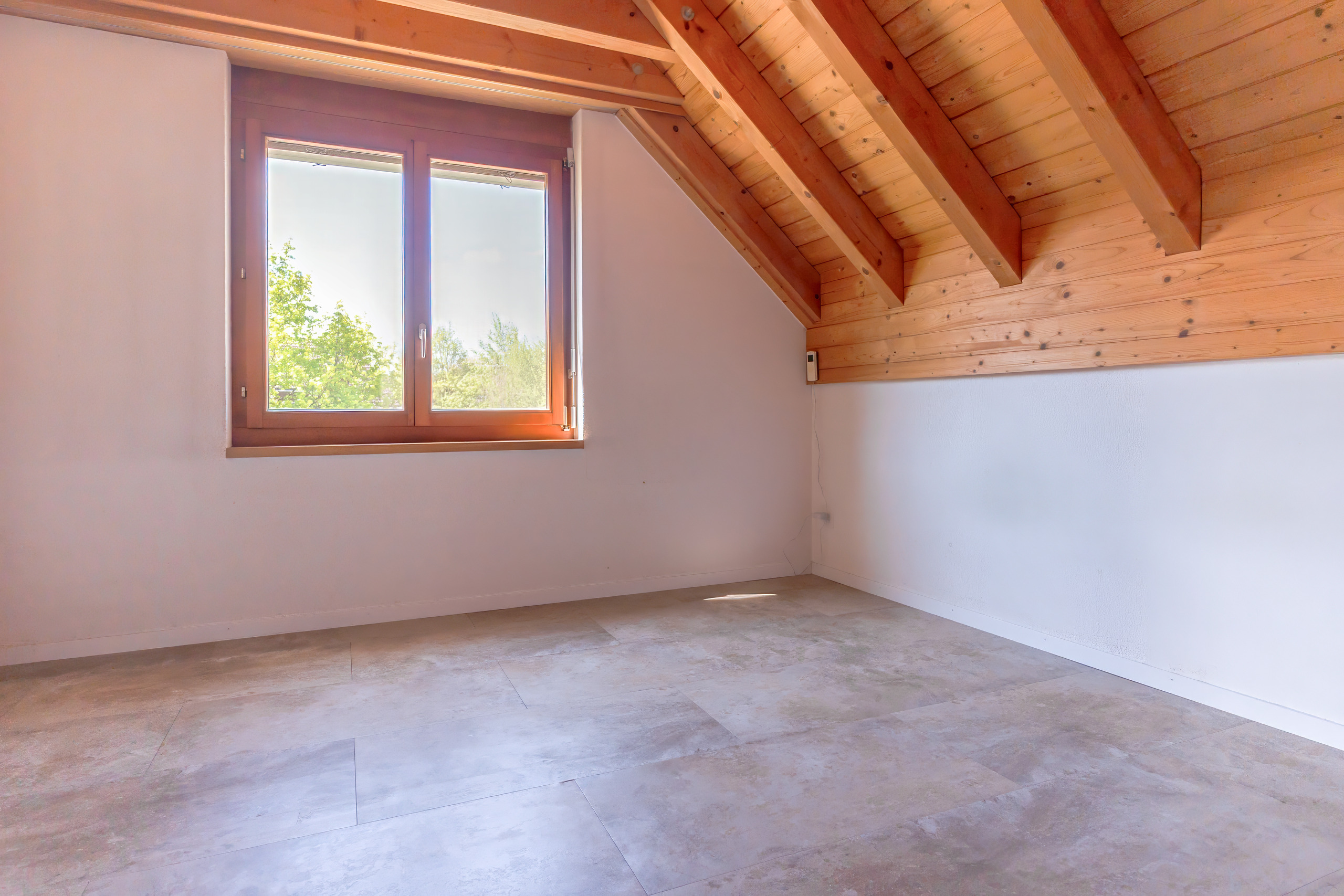 Heller Dachraum mit Holzdecke