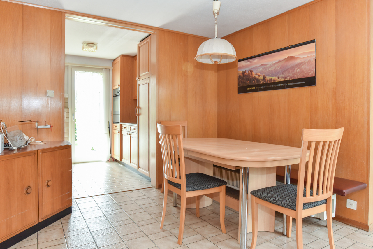 Essbereich mit Holzwandverkleidung