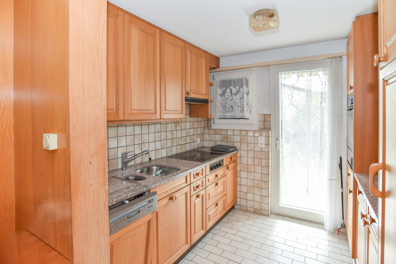 Kompakte Küche mit Holzfronten