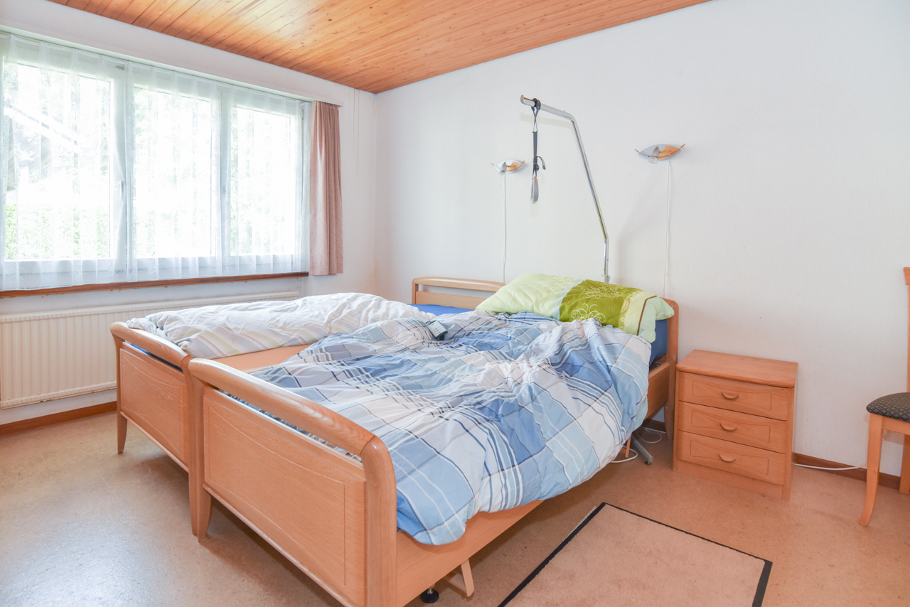 Schlafzimmer mit zwei Einzelbetten