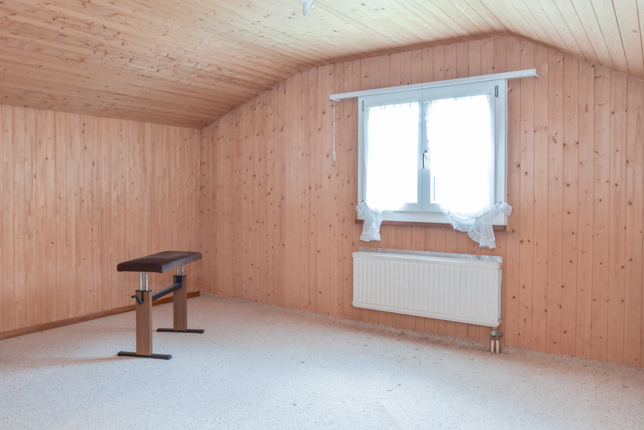 Holzverkleideter Dachraum mit Bank
