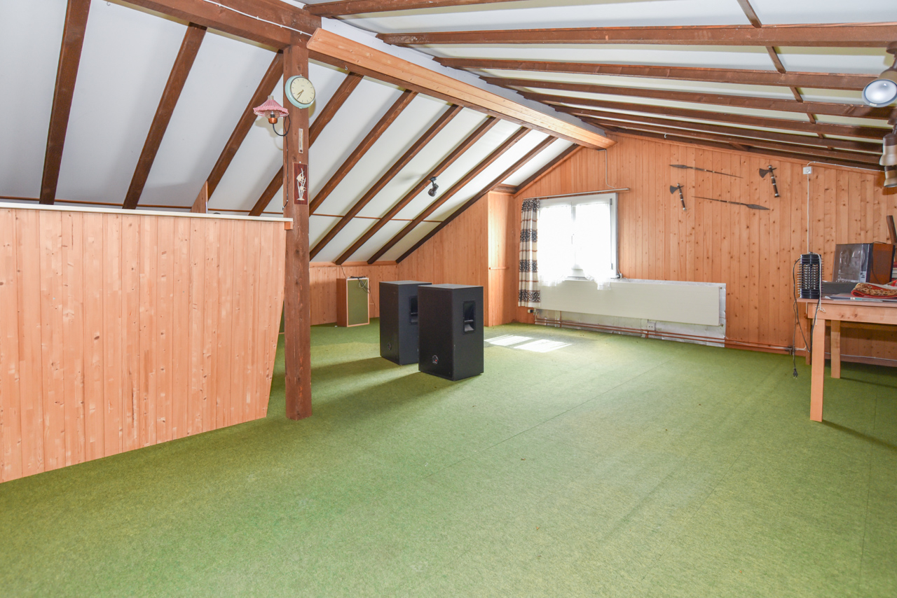 Ausgebauter Dachboden mit Holzverkleidung